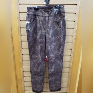 Floral print pant with sculptured hem.